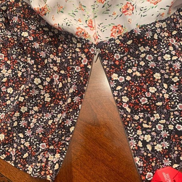 🔥Intermix floral 100% silk blouse🔥size 6 NWT - Picture 5 of 5